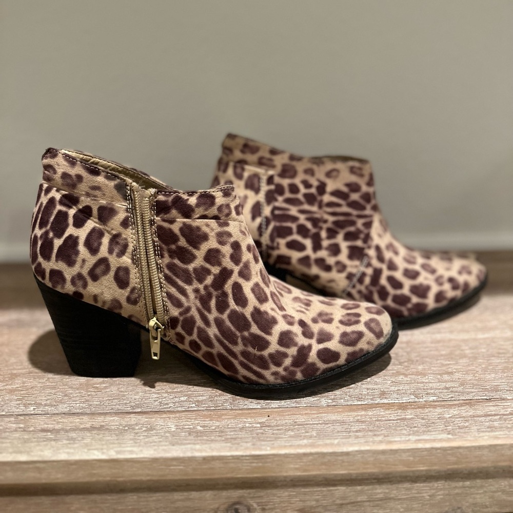 Coconuts by Matisse leopard ankle boots size 7.5
